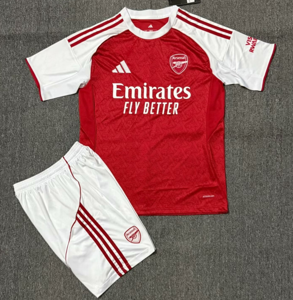 Ensemble Enfant Arsenal Domicile 2025/2026 – Maillot et Short Officiels