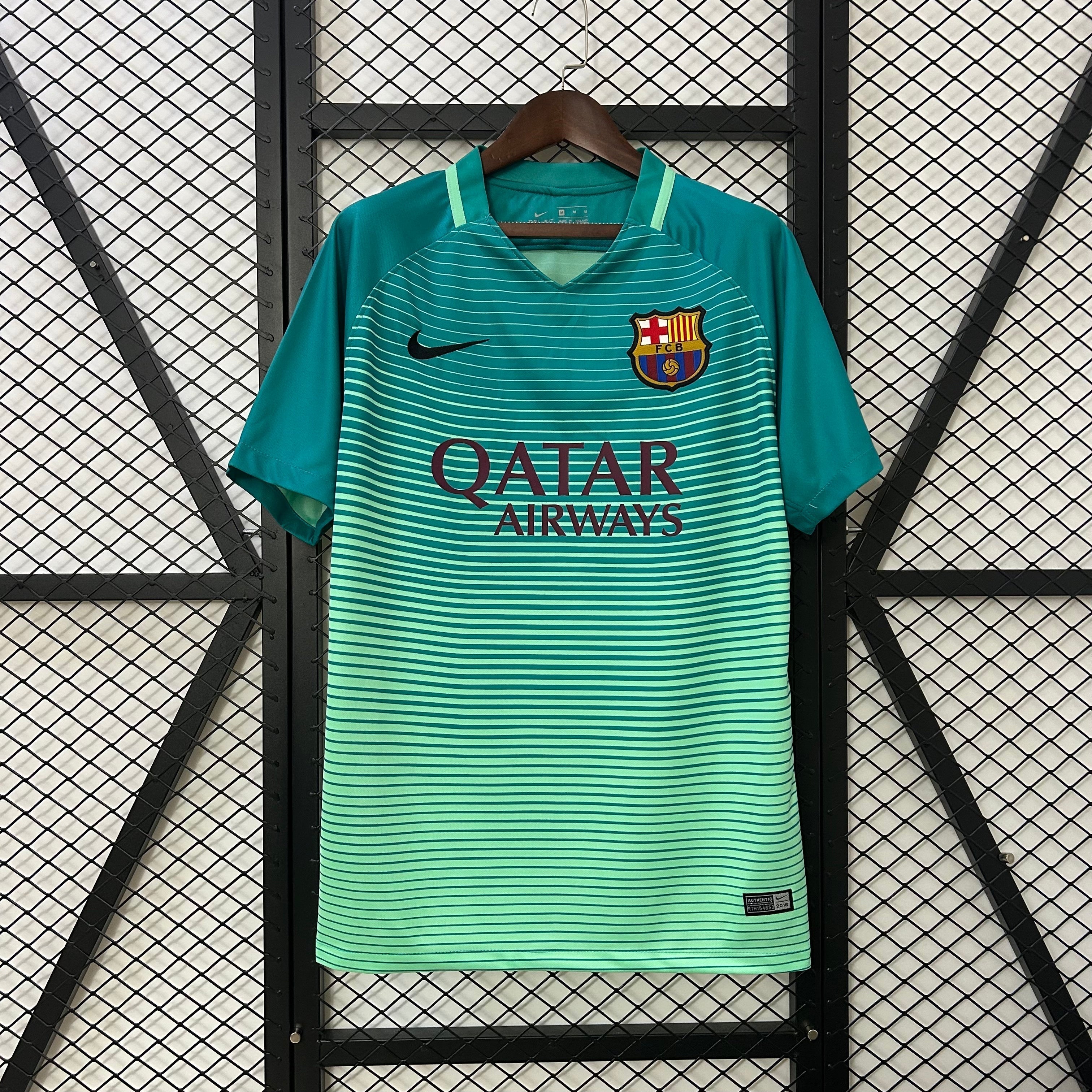 Maillot Rétro Third FC Barcelone 2016/17 – Style Authentique et Iconique