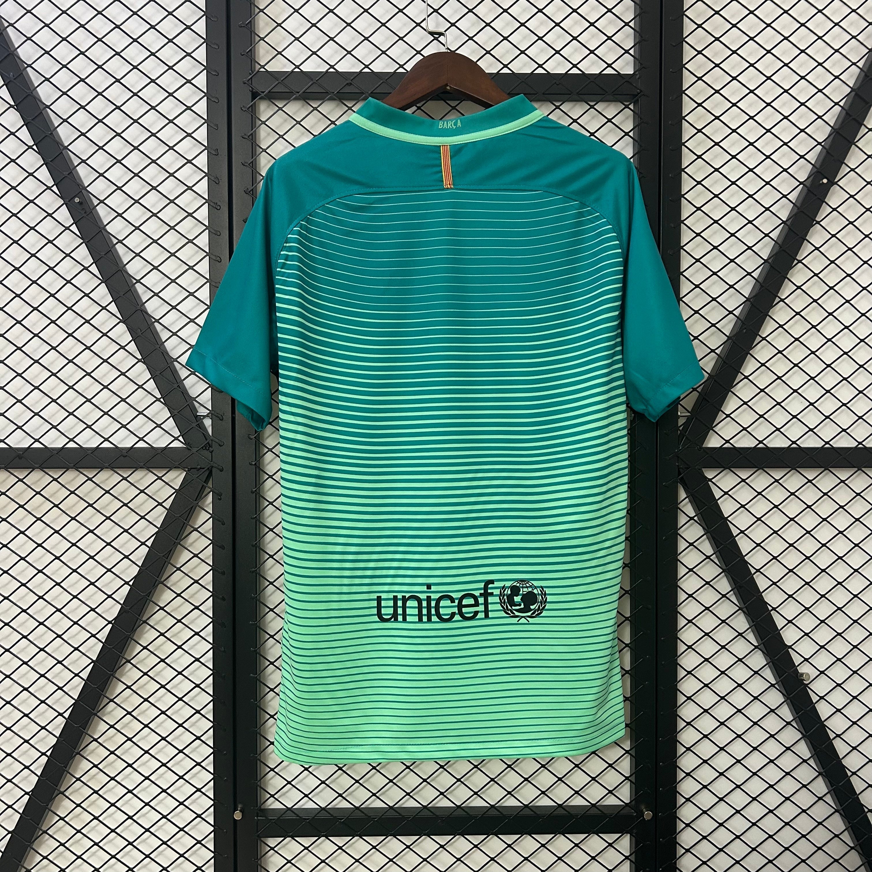 Maillot Rétro Third FC Barcelone 2016/17 – Style Authentique et Iconique