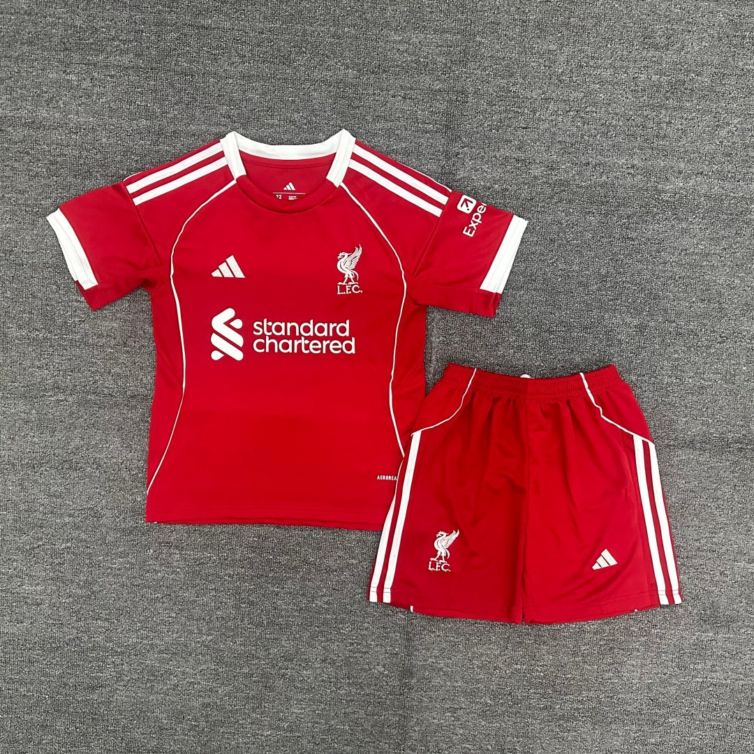 Ensemble Enfant Liverpool Domicile 2025/2026 – Maillot et Short Officiels